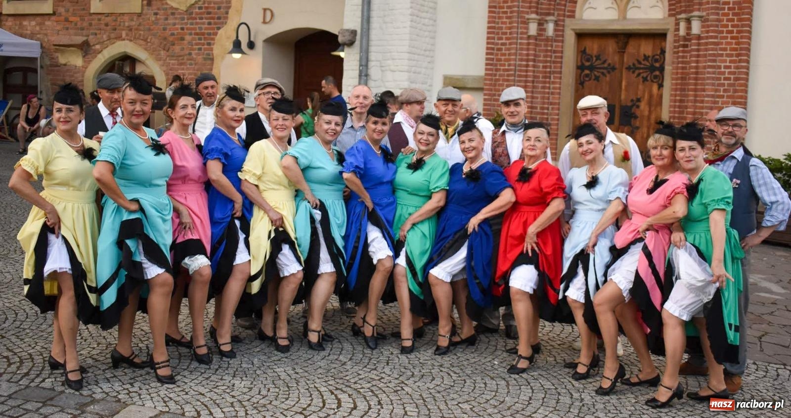 Zdjęcie w galerii na portalu naszraciborz.pl: Raciborskie święto folkloru. Kolorowa parada przeszła przez miasto, tańce na zamku [FOTO i WIDEO] wiadomości z regionu