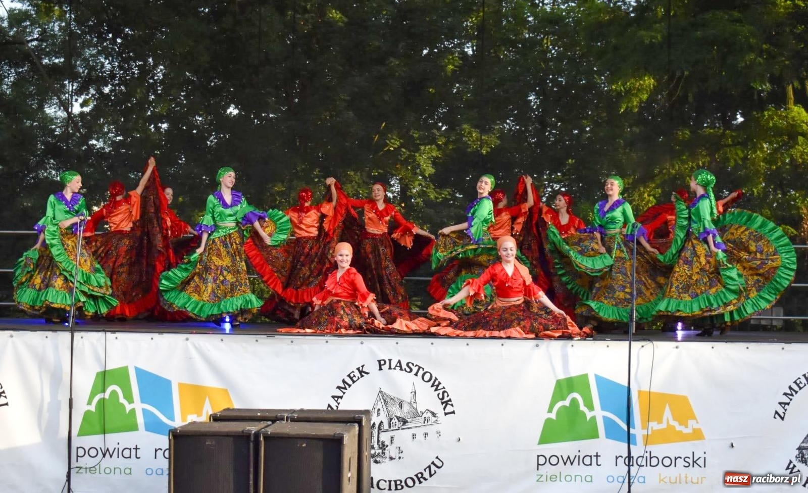 Zdjęcie w galerii na portalu naszraciborz.pl: Raciborskie święto folkloru. Kolorowa parada przeszła przez miasto, tańce na zamku [FOTO i WIDEO] wiadomości z regionu