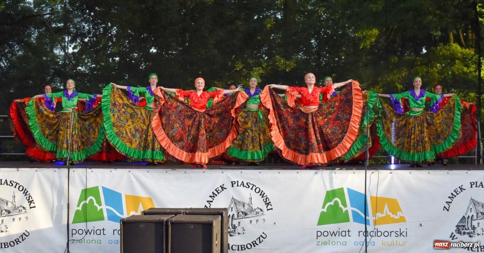 Zdjęcie w galerii na portalu naszraciborz.pl: Raciborskie święto folkloru. Kolorowa parada przeszła przez miasto, tańce na zamku [FOTO i WIDEO] wiadomości z regionu