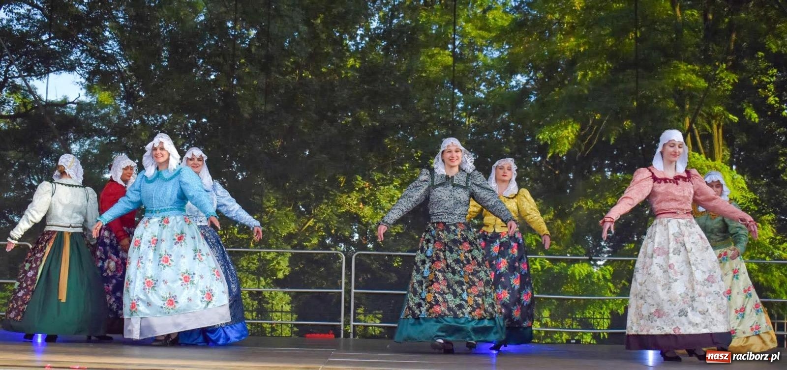 Zdjęcie w galerii na portalu naszraciborz.pl: Raciborskie święto folkloru. Kolorowa parada przeszła przez miasto, tańce na zamku [FOTO i WIDEO] wiadomości z regionu