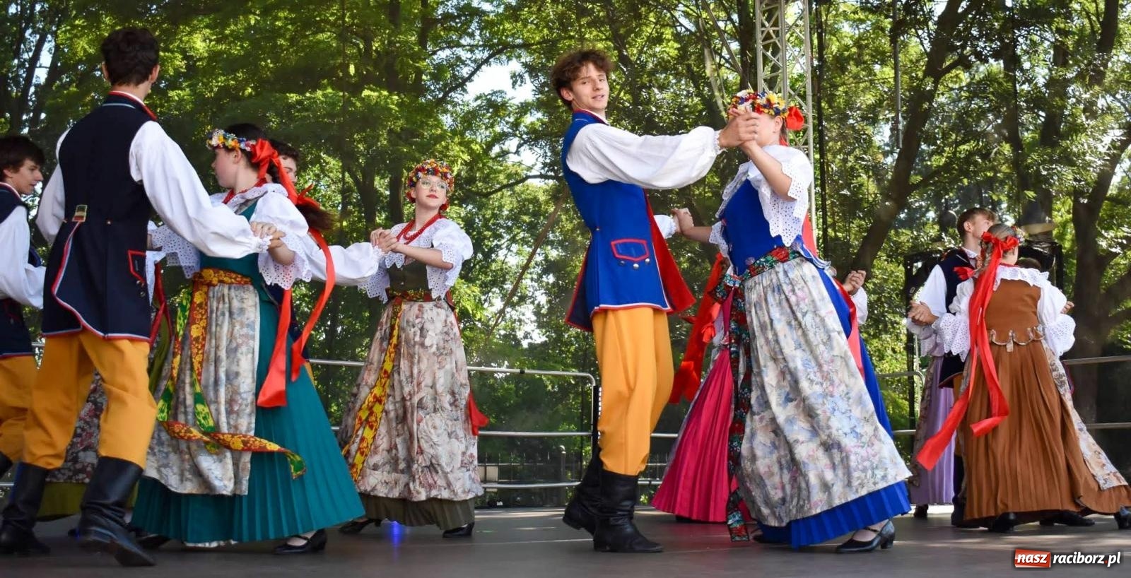 Zdjęcie w galerii na portalu naszraciborz.pl: Raciborskie święto folkloru. Kolorowa parada przeszła przez miasto, tańce na zamku [FOTO i WIDEO] wiadomości z regionu