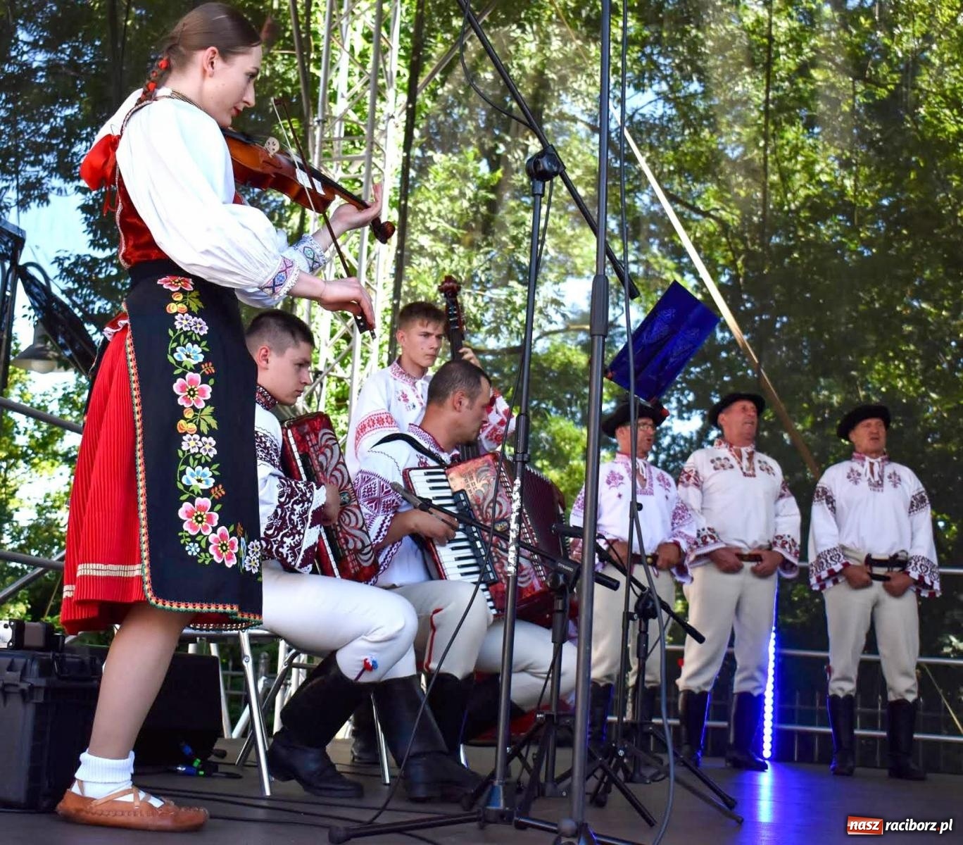 Zdjęcie w galerii na portalu naszraciborz.pl: Raciborskie święto folkloru. Kolorowa parada przeszła przez miasto, tańce na zamku [FOTO i WIDEO] wiadomości z regionu