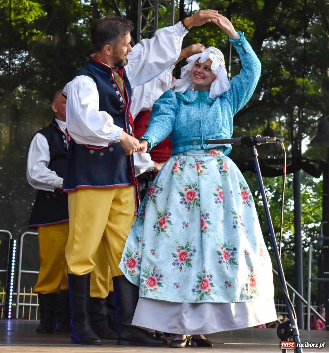 Zdjęcie w galerii na portalu naszraciborz.pl: Raciborskie święto folkloru. Kolorowa parada przeszła przez miasto, tańce na zamku [FOTO i WIDEO] wiadomości z regionu