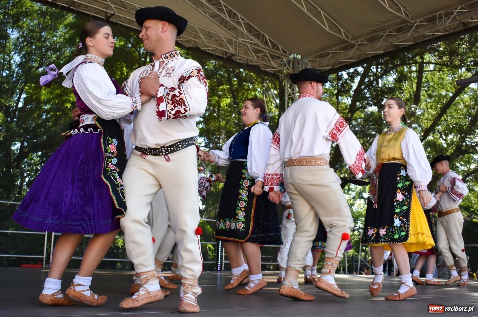 Zdjęcie w galerii na portalu naszraciborz.pl: Raciborskie święto folkloru. Kolorowa parada przeszła przez miasto, tańce na zamku [FOTO i WIDEO] wiadomości z regionu