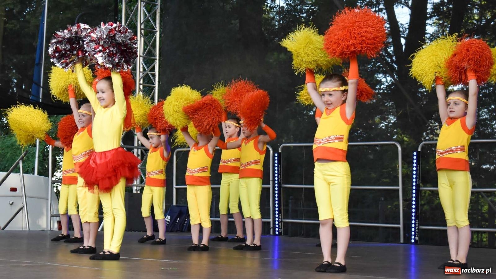 Zdjęcie w galerii na portalu naszraciborz.pl: Raciborskie święto folkloru. Kolorowa parada przeszła przez miasto, tańce na zamku [FOTO i WIDEO] wiadomości z regionu