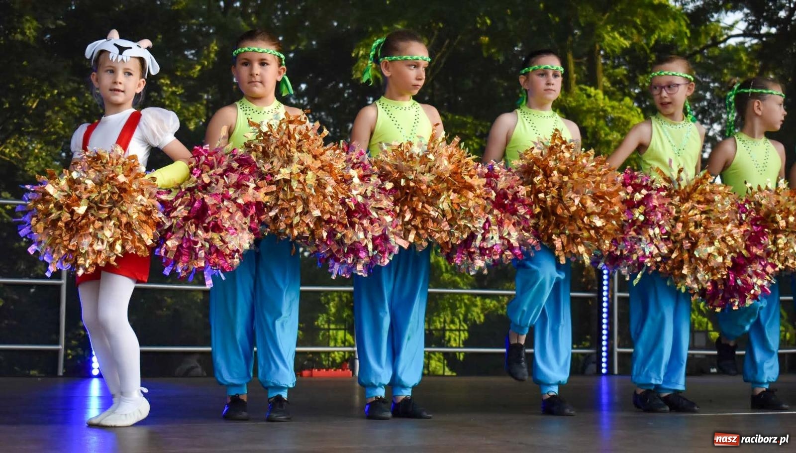 Zdjęcie w galerii na portalu naszraciborz.pl: Raciborskie święto folkloru. Kolorowa parada przeszła przez miasto, tańce na zamku [FOTO i WIDEO] wiadomości z regionu