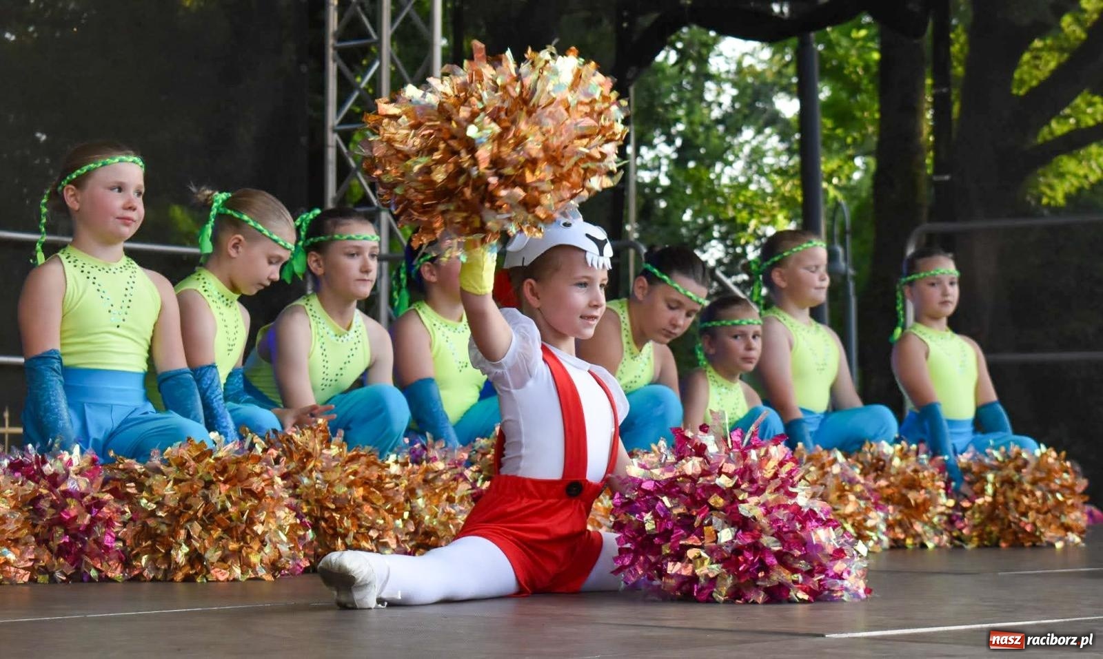 Zdjęcie w galerii na portalu naszraciborz.pl: Raciborskie święto folkloru. Kolorowa parada przeszła przez miasto, tańce na zamku [FOTO i WIDEO] wiadomości z regionu