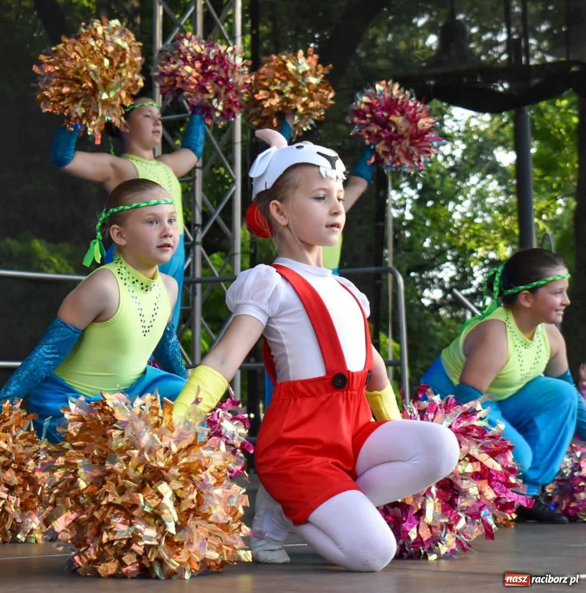 Zdjęcie w galerii na portalu naszraciborz.pl: Raciborskie święto folkloru. Kolorowa parada przeszła przez miasto, tańce na zamku [FOTO i WIDEO] wiadomości z regionu