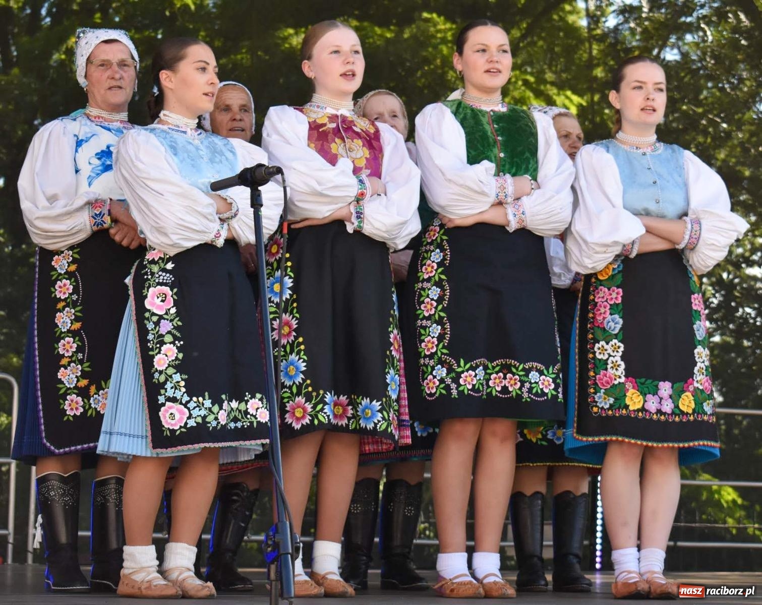 Zdjęcie w galerii na portalu naszraciborz.pl: Raciborskie święto folkloru. Kolorowa parada przeszła przez miasto, tańce na zamku [FOTO i WIDEO] wiadomości z regionu