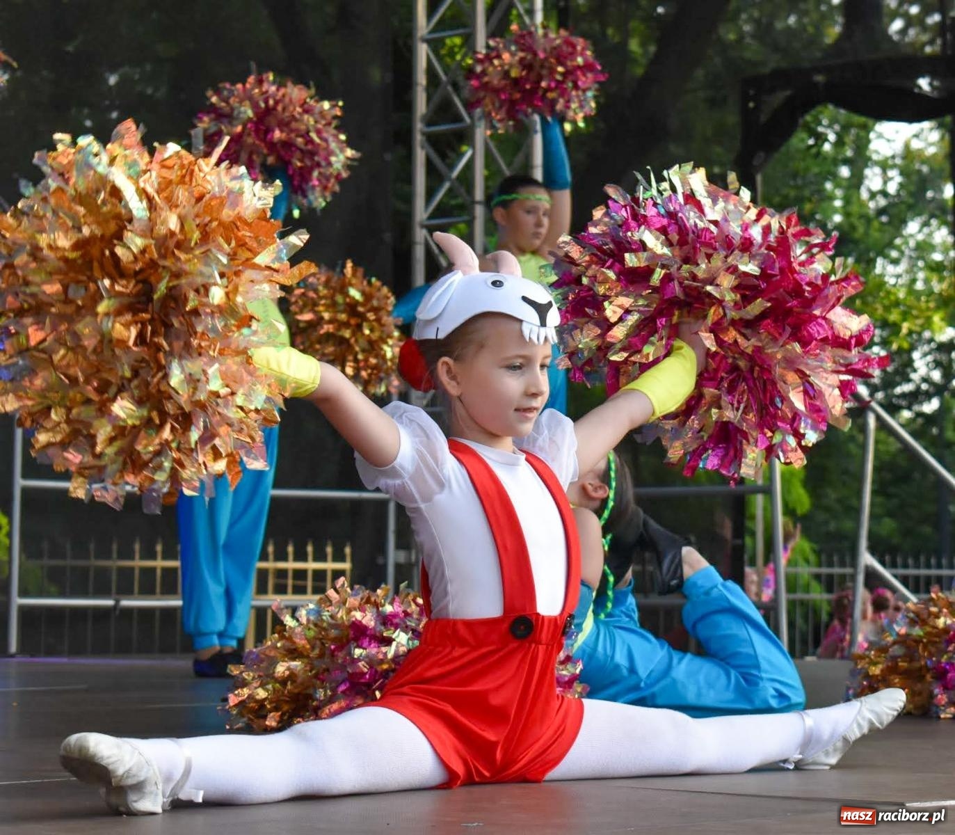 Zdjęcie w galerii na portalu naszraciborz.pl: Raciborskie święto folkloru. Kolorowa parada przeszła przez miasto, tańce na zamku [FOTO i WIDEO] wiadomości z regionu