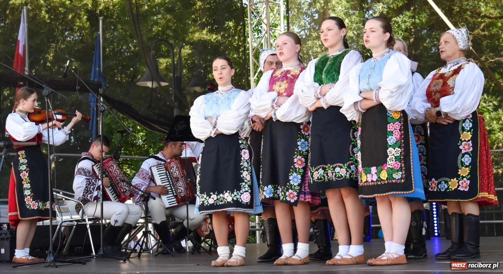 Zdjęcie w galerii na portalu naszraciborz.pl: Raciborskie święto folkloru. Kolorowa parada przeszła przez miasto, tańce na zamku [FOTO i WIDEO] wiadomości z regionu