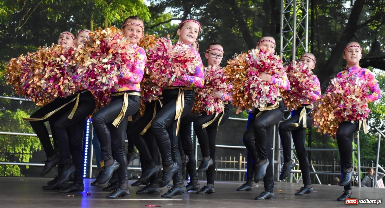 Zdjęcie w galerii na portalu naszraciborz.pl: Raciborskie święto folkloru. Kolorowa parada przeszła przez miasto, tańce na zamku [FOTO i WIDEO] wiadomości z regionu