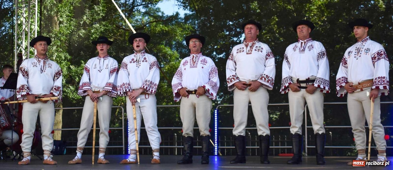 Zdjęcie w galerii na portalu naszraciborz.pl: Raciborskie święto folkloru. Kolorowa parada przeszła przez miasto, tańce na zamku [FOTO i WIDEO] wiadomości z regionu