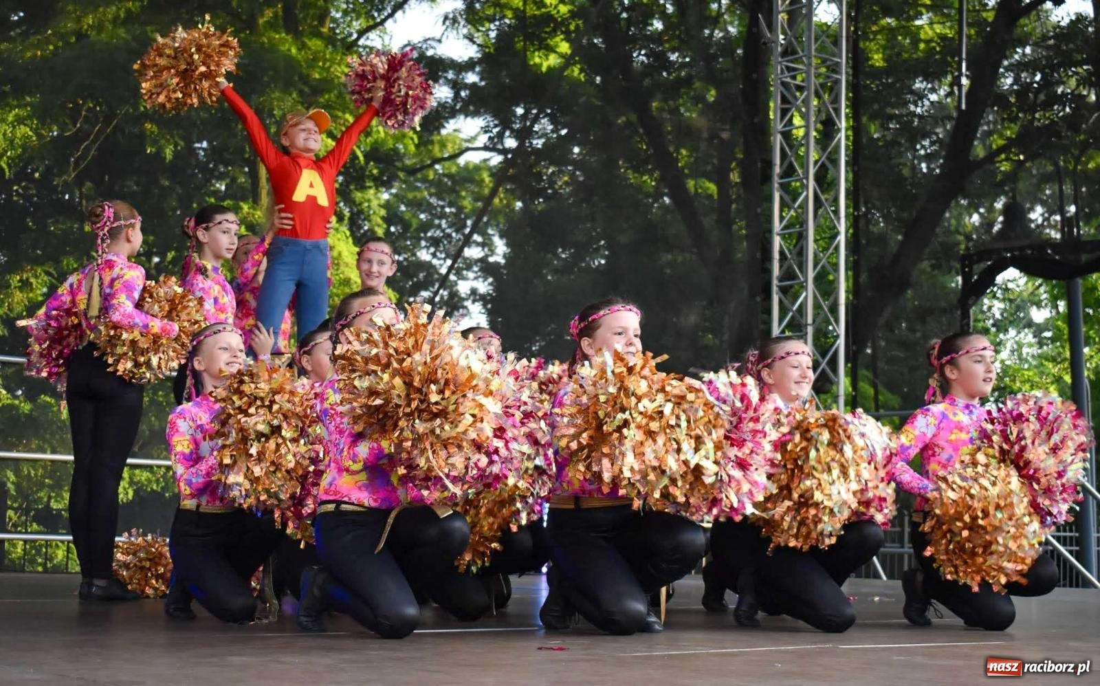 Zdjęcie w galerii na portalu naszraciborz.pl: Raciborskie święto folkloru. Kolorowa parada przeszła przez miasto, tańce na zamku [FOTO i WIDEO] wiadomości z regionu