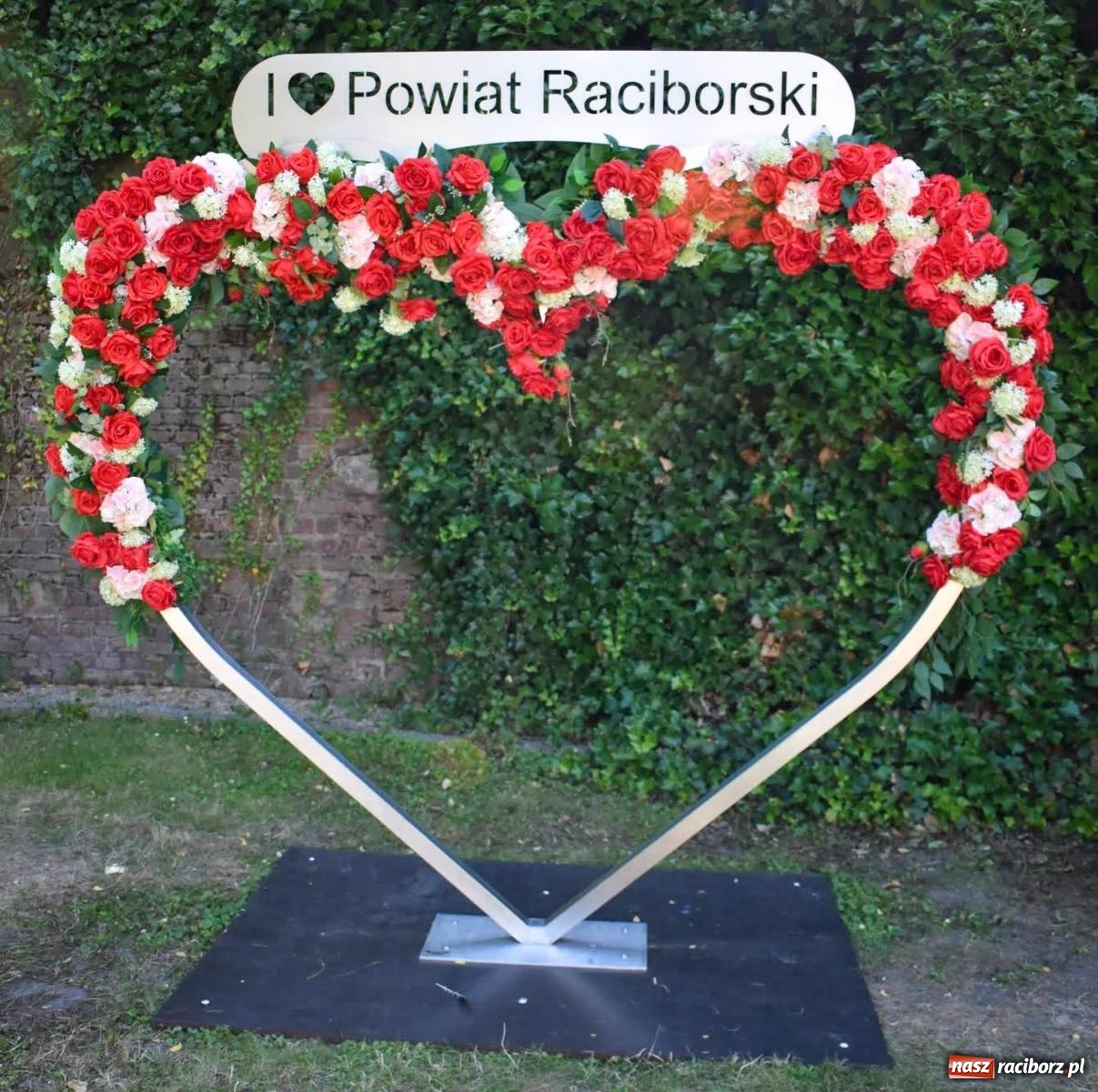 Zdjęcie w galerii na portalu naszraciborz.pl: Raciborskie święto folkloru. Kolorowa parada przeszła przez miasto, tańce na zamku [FOTO i WIDEO] wiadomości z regionu