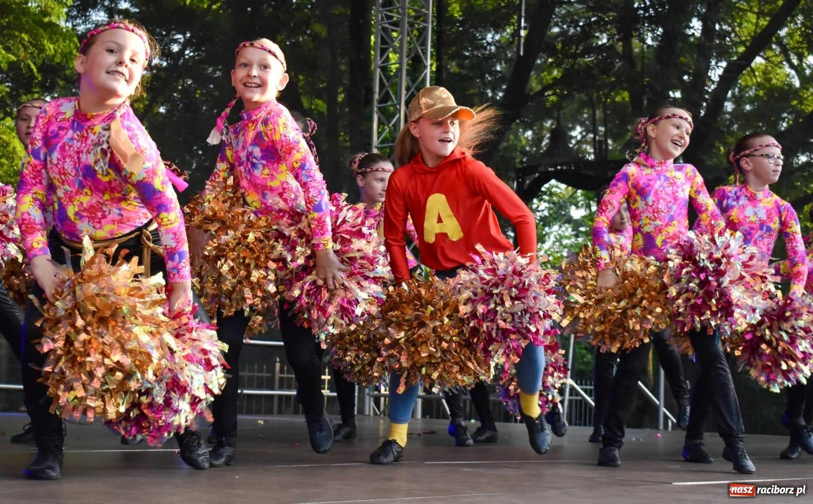 Zdjęcie w galerii na portalu naszraciborz.pl: Raciborskie święto folkloru. Kolorowa parada przeszła przez miasto, tańce na zamku [FOTO i WIDEO] wiadomości z regionu