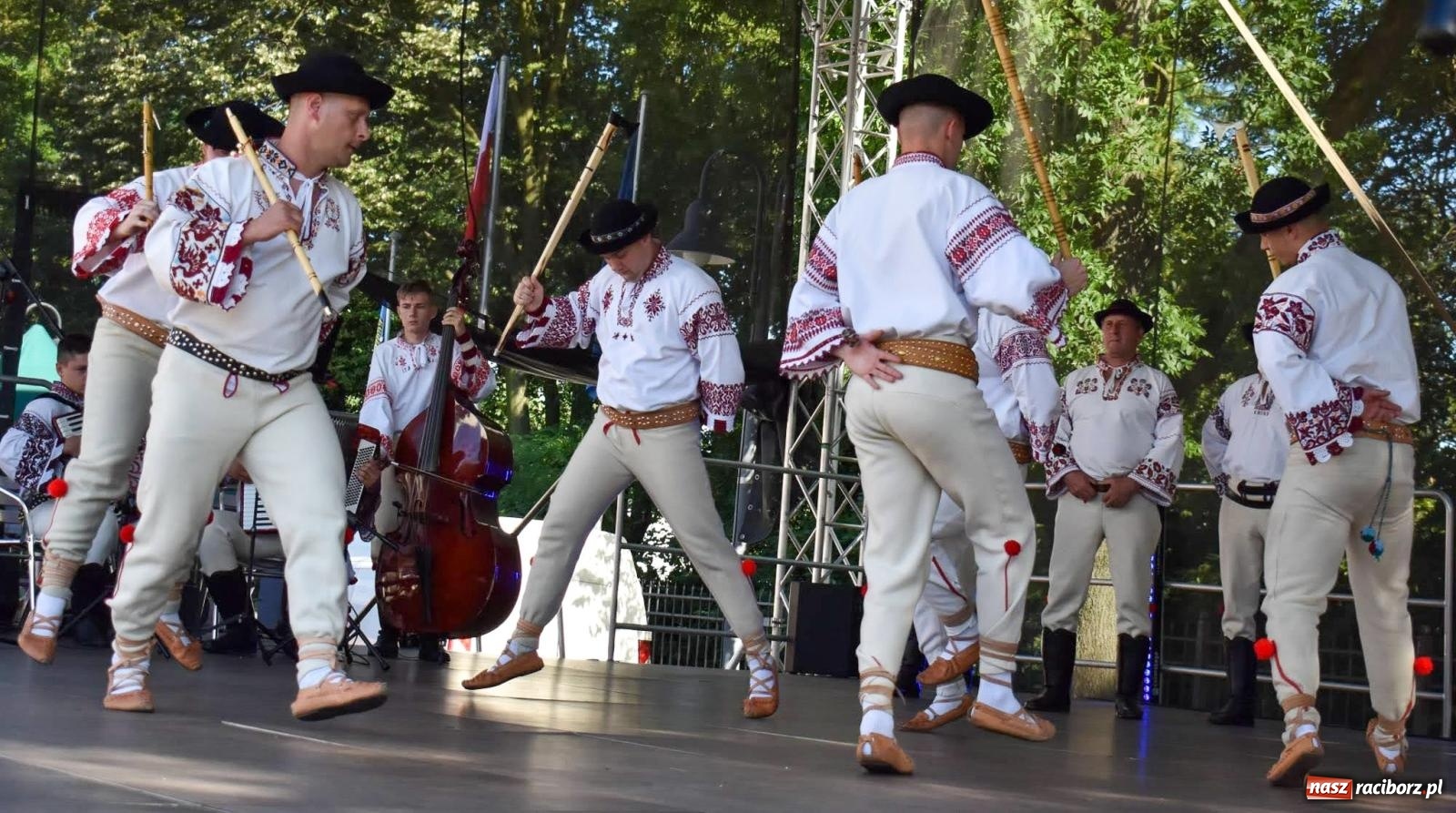 Zdjęcie w galerii na portalu naszraciborz.pl: Raciborskie święto folkloru. Kolorowa parada przeszła przez miasto, tańce na zamku [FOTO i WIDEO] wiadomości z regionu