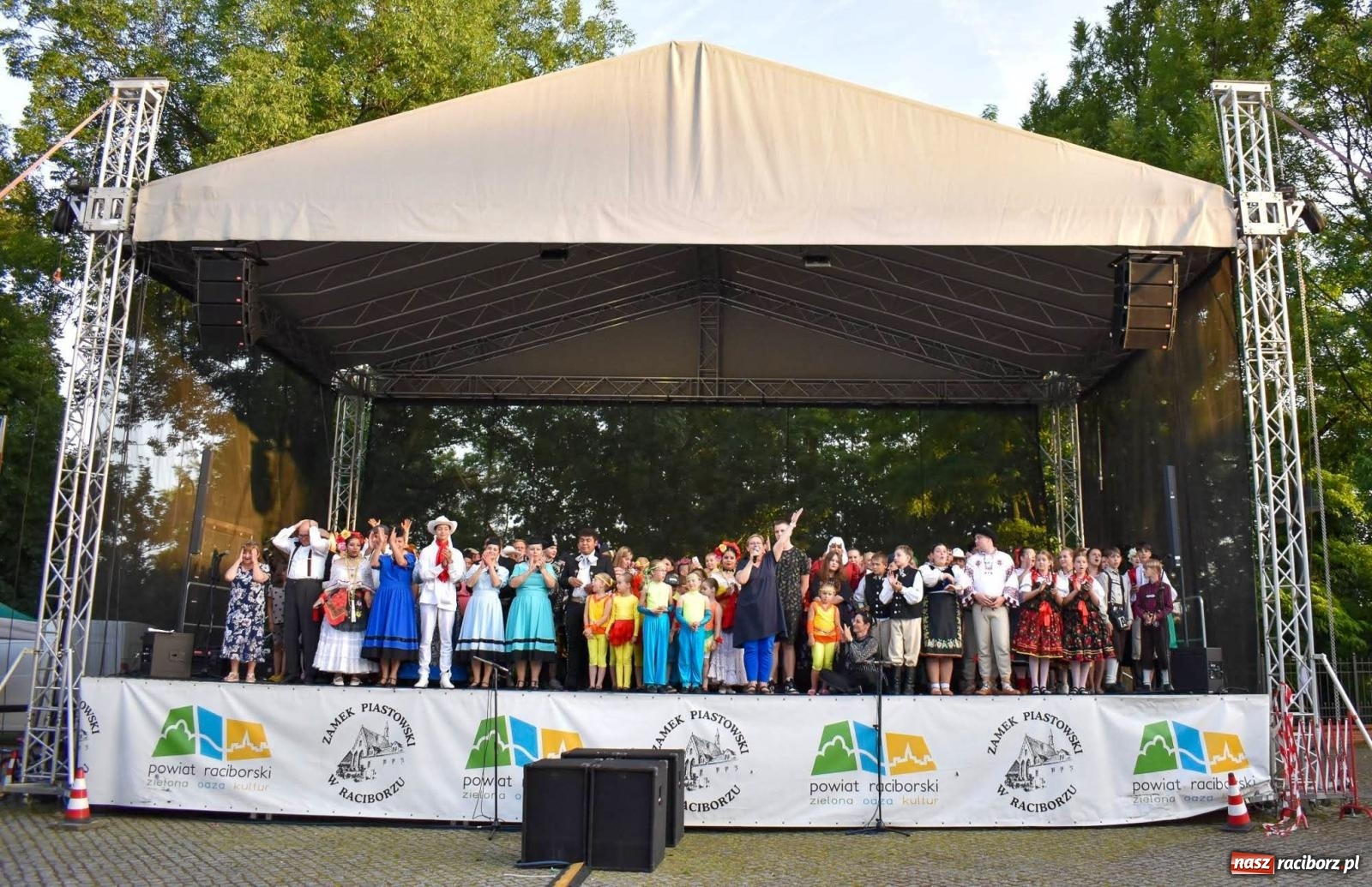 Zdjęcie w galerii na portalu naszraciborz.pl: Raciborskie święto folkloru. Kolorowa parada przeszła przez miasto, tańce na zamku [FOTO i WIDEO] wiadomości z regionu