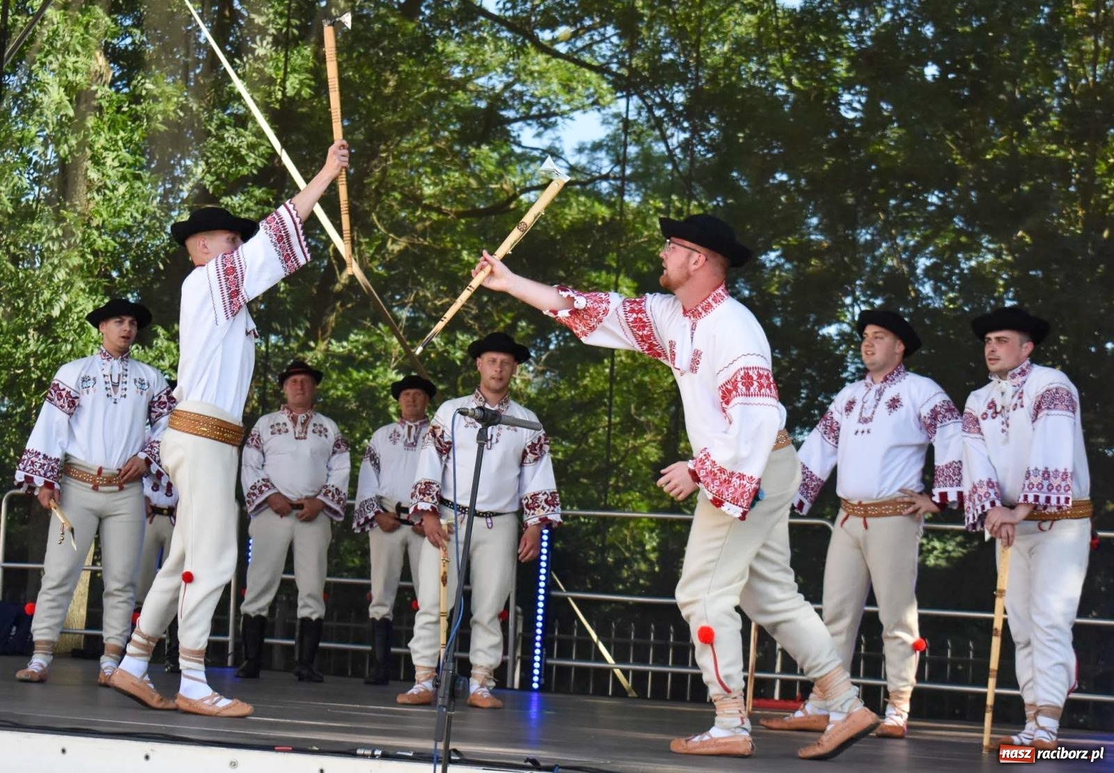 Zdjęcie w galerii na portalu naszraciborz.pl: Raciborskie święto folkloru. Kolorowa parada przeszła przez miasto, tańce na zamku [FOTO i WIDEO] wiadomości z regionu