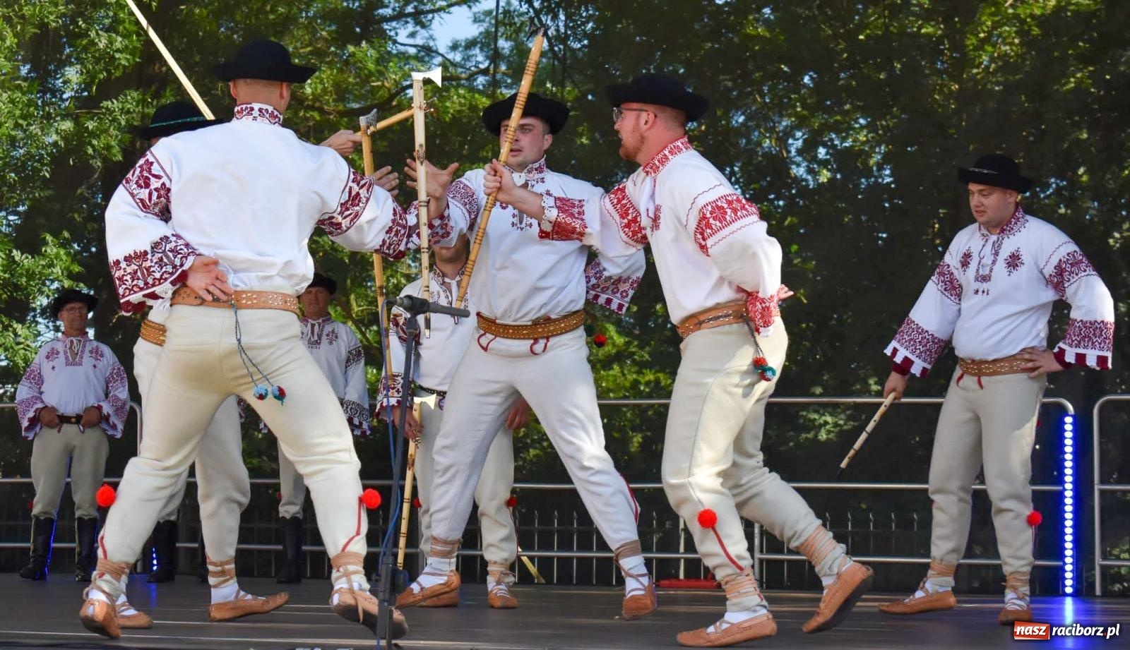 Zdjęcie w galerii na portalu naszraciborz.pl: Raciborskie święto folkloru. Kolorowa parada przeszła przez miasto, tańce na zamku [FOTO i WIDEO] wiadomości z regionu