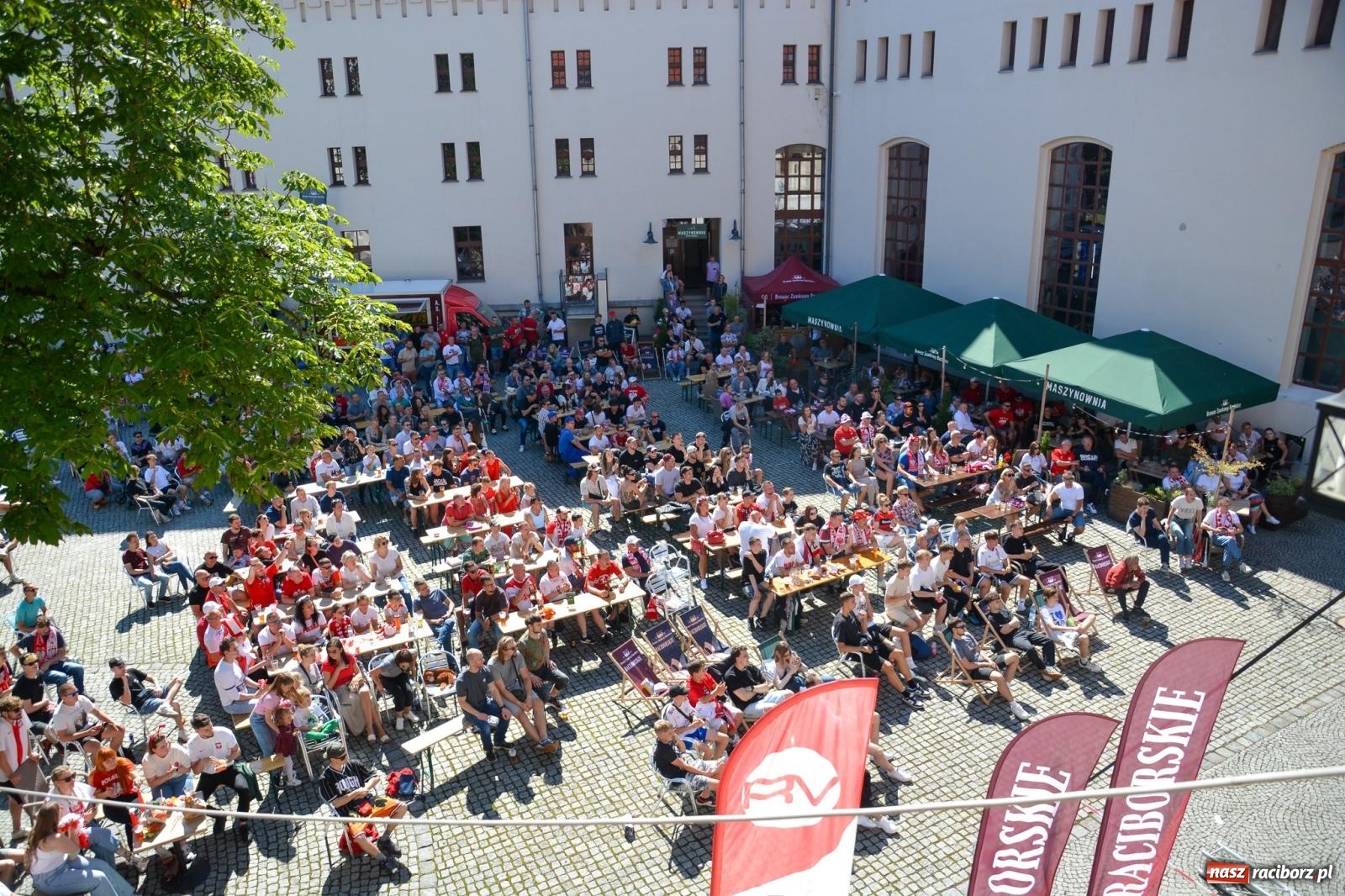 Zdjęcie w galerii na portalu naszraciborz.pl: Tak w Raciborzu zagrzewali biało-czerwonych do boju [FOTO i WIDEO] wiadomości z regionu
