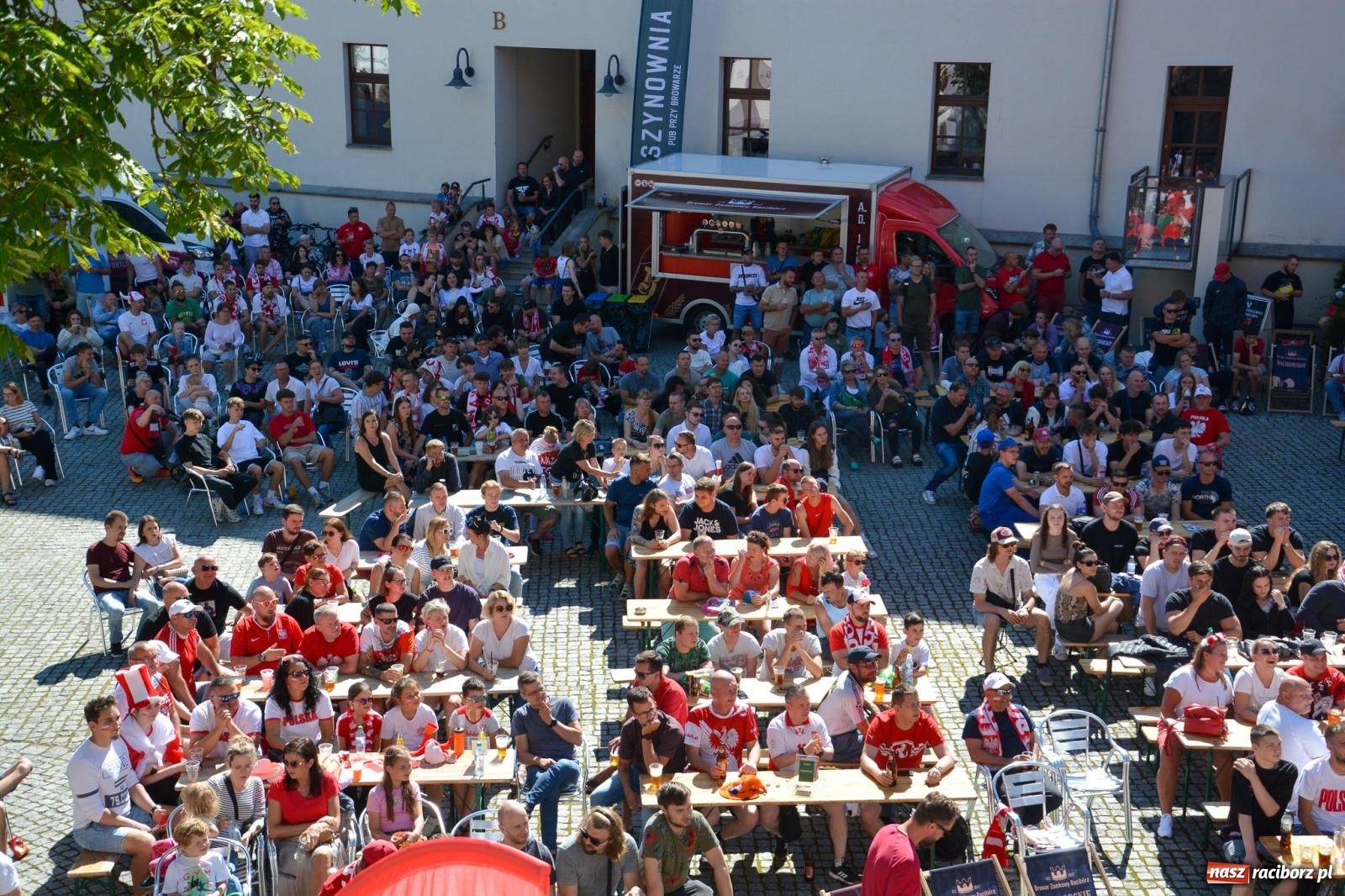 Zdjęcie w galerii na portalu naszraciborz.pl: Tak w Raciborzu zagrzewali biało-czerwonych do boju [FOTO i WIDEO] wiadomości z regionu