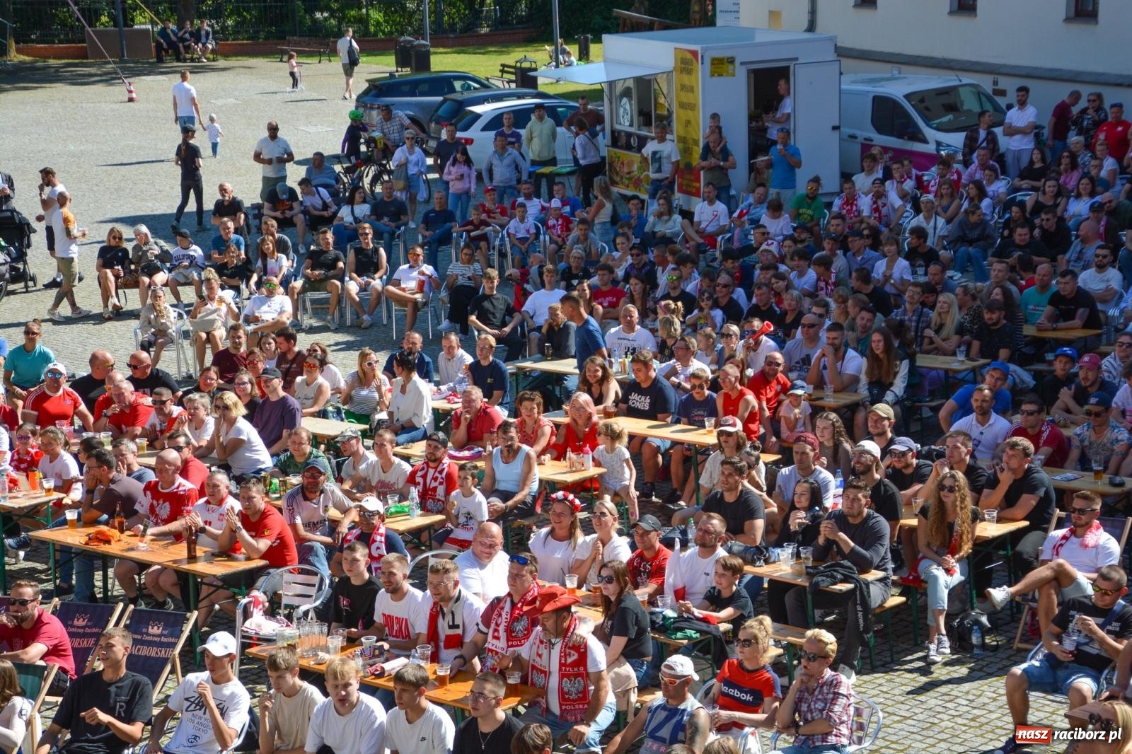 Zdjęcie w galerii na portalu naszraciborz.pl: Tak w Raciborzu zagrzewali biało-czerwonych do boju [FOTO i WIDEO] wiadomości z regionu