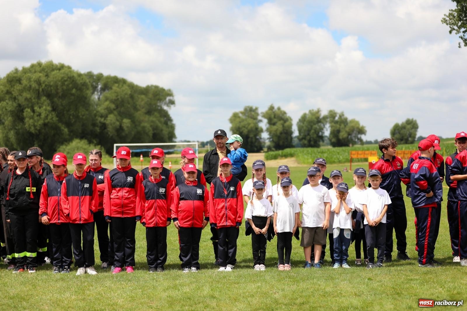Zdjęcie w galerii na portalu naszraciborz.pl: Krzanowice wywożą trzy puchary z Bojanowa. Gminne zawody sportowo-pożarnicze wiadomości z regionu