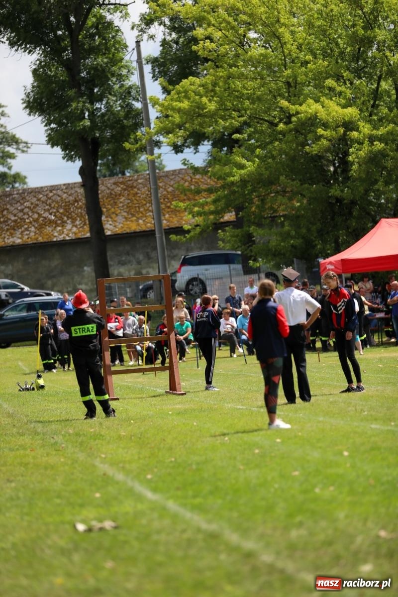 Zdjęcie w galerii na portalu naszraciborz.pl: Krzanowice wywożą trzy puchary z Bojanowa. Gminne zawody sportowo-pożarnicze wiadomości z regionu