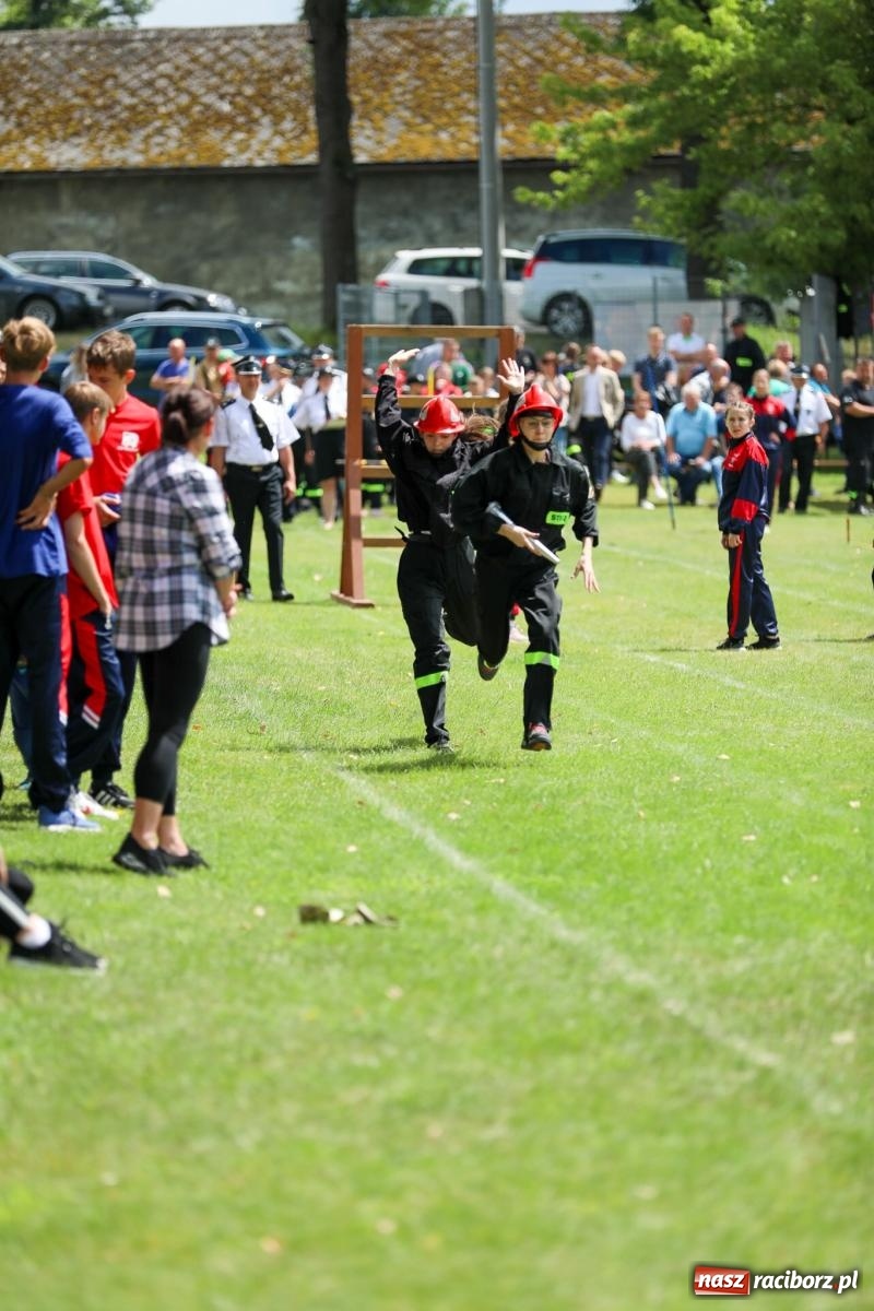 Zdjęcie w galerii na portalu naszraciborz.pl: Krzanowice wywożą trzy puchary z Bojanowa. Gminne zawody sportowo-pożarnicze wiadomości z regionu