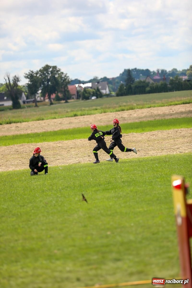 Zdjęcie w galerii na portalu naszraciborz.pl: Krzanowice wywożą trzy puchary z Bojanowa. Gminne zawody sportowo-pożarnicze wiadomości z regionu