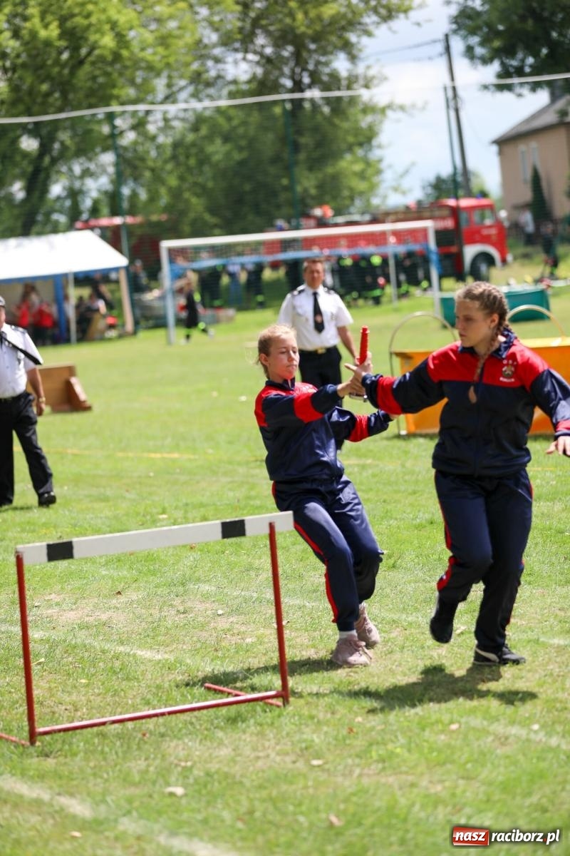 Zdjęcie w galerii na portalu naszraciborz.pl: Krzanowice wywożą trzy puchary z Bojanowa. Gminne zawody sportowo-pożarnicze wiadomości z regionu