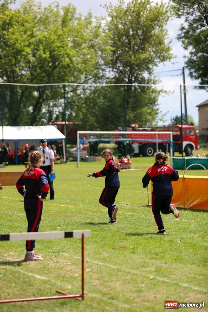 Zdjęcie w galerii na portalu naszraciborz.pl: Krzanowice wywożą trzy puchary z Bojanowa. Gminne zawody sportowo-pożarnicze wiadomości z regionu