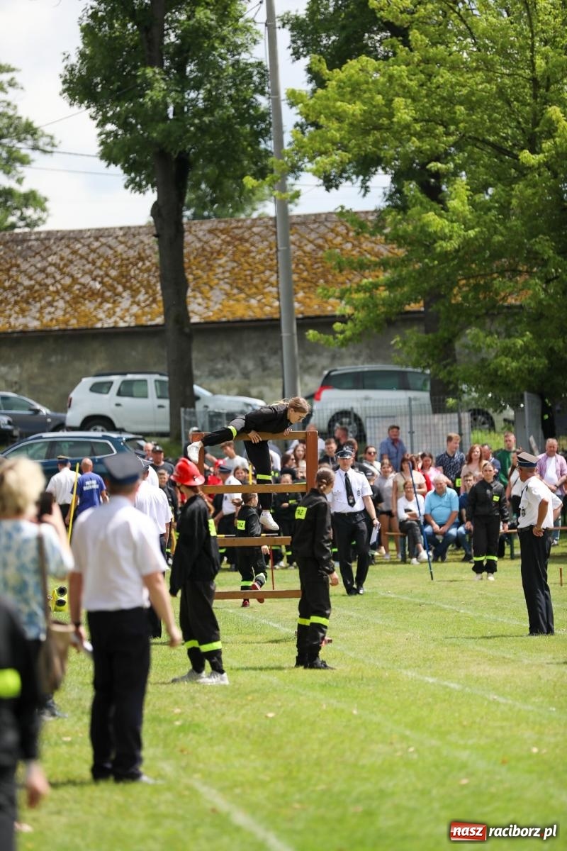 Zdjęcie w galerii na portalu naszraciborz.pl: Krzanowice wywożą trzy puchary z Bojanowa. Gminne zawody sportowo-pożarnicze wiadomości z regionu