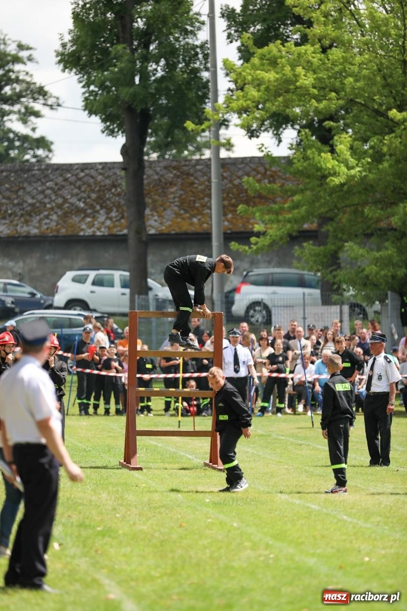 Zdjęcie w galerii na portalu naszraciborz.pl: Krzanowice wywożą trzy puchary z Bojanowa. Gminne zawody sportowo-pożarnicze wiadomości z regionu