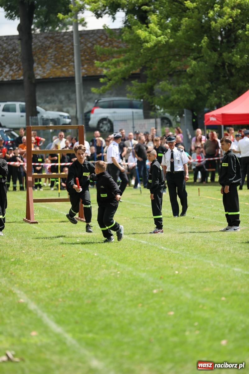 Zdjęcie w galerii na portalu naszraciborz.pl: Krzanowice wywożą trzy puchary z Bojanowa. Gminne zawody sportowo-pożarnicze wiadomości z regionu