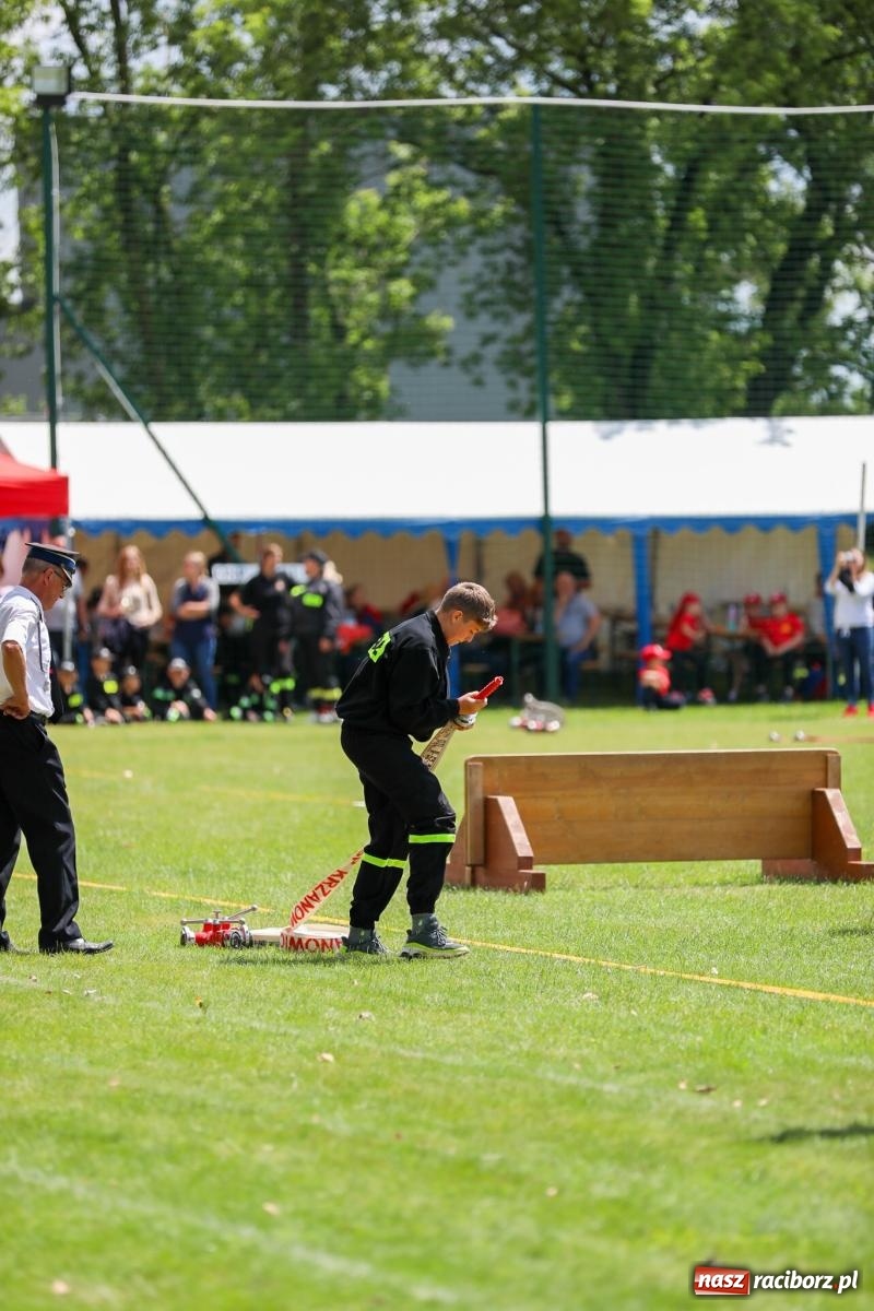 Zdjęcie w galerii na portalu naszraciborz.pl: Krzanowice wywożą trzy puchary z Bojanowa. Gminne zawody sportowo-pożarnicze wiadomości z regionu