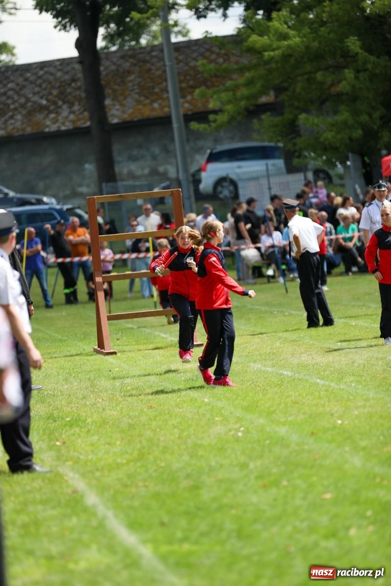 Zdjęcie w galerii na portalu naszraciborz.pl: Krzanowice wywożą trzy puchary z Bojanowa. Gminne zawody sportowo-pożarnicze wiadomości z regionu