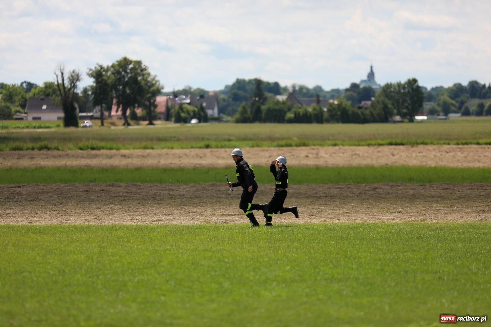 Zdjęcie w galerii na portalu naszraciborz.pl: Krzanowice wywożą trzy puchary z Bojanowa. Gminne zawody sportowo-pożarnicze wiadomości z regionu