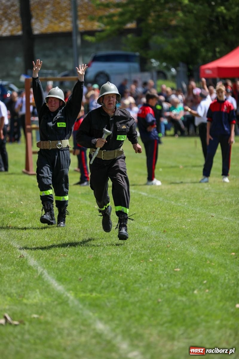 Zdjęcie w galerii na portalu naszraciborz.pl: Krzanowice wywożą trzy puchary z Bojanowa. Gminne zawody sportowo-pożarnicze wiadomości z regionu
