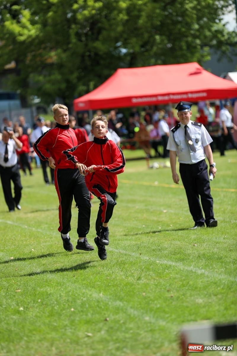 Zdjęcie w galerii na portalu naszraciborz.pl: Krzanowice wywożą trzy puchary z Bojanowa. Gminne zawody sportowo-pożarnicze wiadomości z regionu
