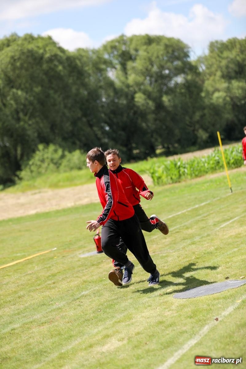 Zdjęcie w galerii na portalu naszraciborz.pl: Krzanowice wywożą trzy puchary z Bojanowa. Gminne zawody sportowo-pożarnicze wiadomości z regionu