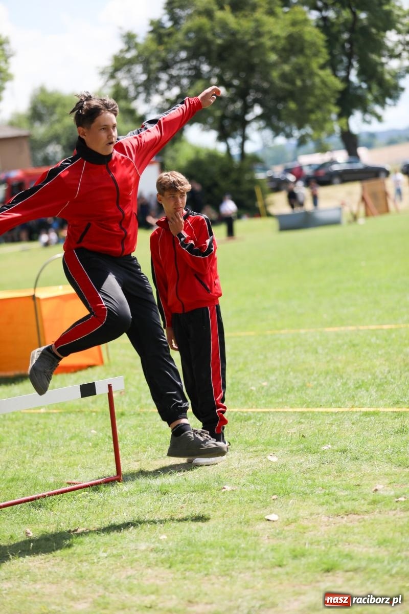 Zdjęcie w galerii na portalu naszraciborz.pl: Krzanowice wywożą trzy puchary z Bojanowa. Gminne zawody sportowo-pożarnicze wiadomości z regionu