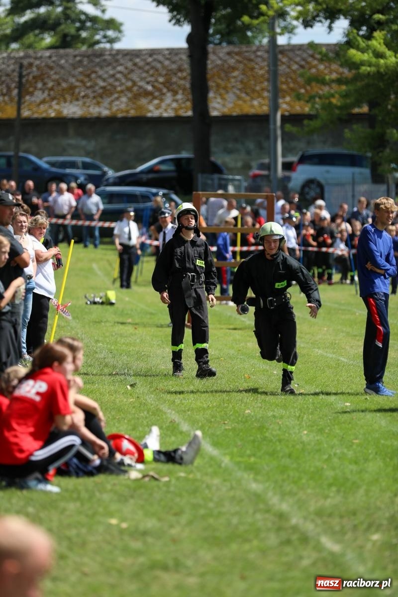 Zdjęcie w galerii na portalu naszraciborz.pl: Krzanowice wywożą trzy puchary z Bojanowa. Gminne zawody sportowo-pożarnicze wiadomości z regionu