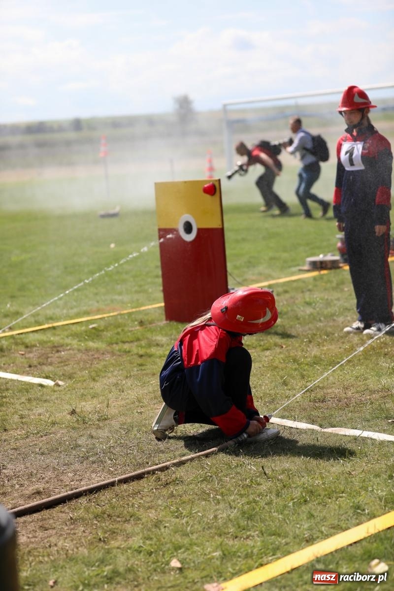 Zdjęcie w galerii na portalu naszraciborz.pl: Krzanowice wywożą trzy puchary z Bojanowa. Gminne zawody sportowo-pożarnicze wiadomości z regionu
