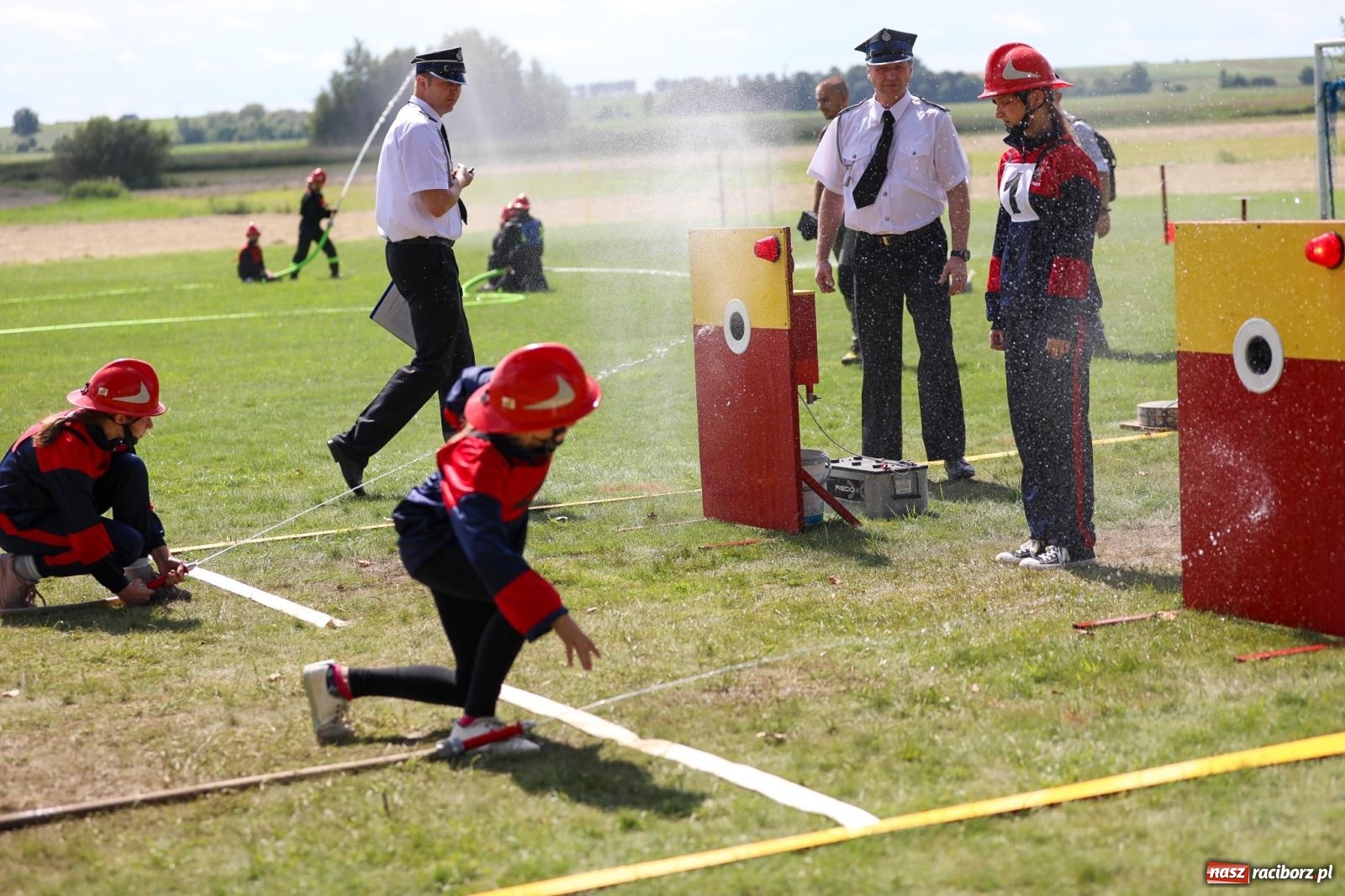 Zdjęcie w galerii na portalu naszraciborz.pl: Krzanowice wywożą trzy puchary z Bojanowa. Gminne zawody sportowo-pożarnicze wiadomości z regionu