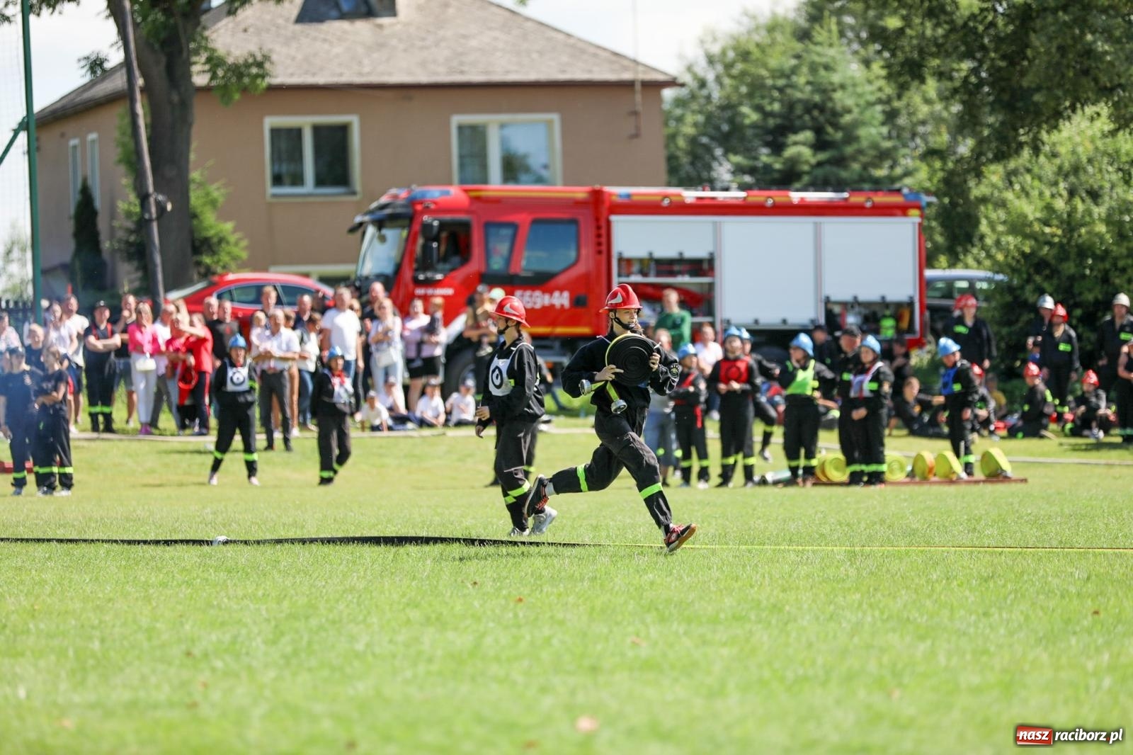 Zdjęcie w galerii na portalu naszraciborz.pl: Krzanowice wywożą trzy puchary z Bojanowa. Gminne zawody sportowo-pożarnicze wiadomości z regionu