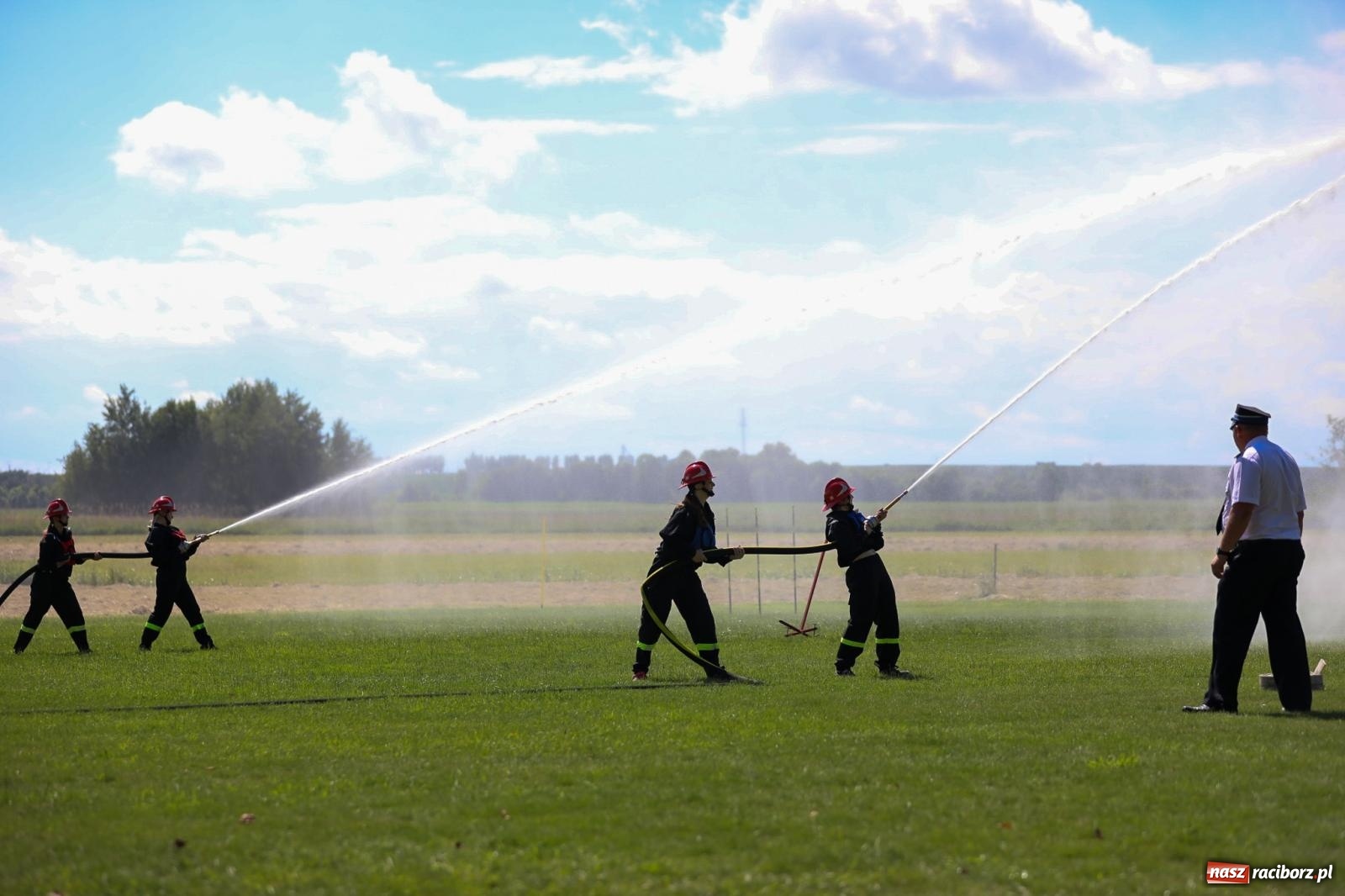 Zdjęcie w galerii na portalu naszraciborz.pl: Krzanowice wywożą trzy puchary z Bojanowa. Gminne zawody sportowo-pożarnicze wiadomości z regionu