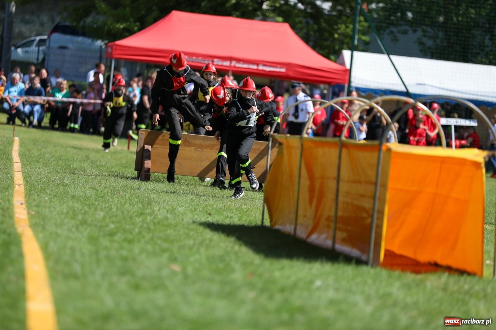 Zdjęcie w galerii na portalu naszraciborz.pl: Krzanowice wywożą trzy puchary z Bojanowa. Gminne zawody sportowo-pożarnicze wiadomości z regionu