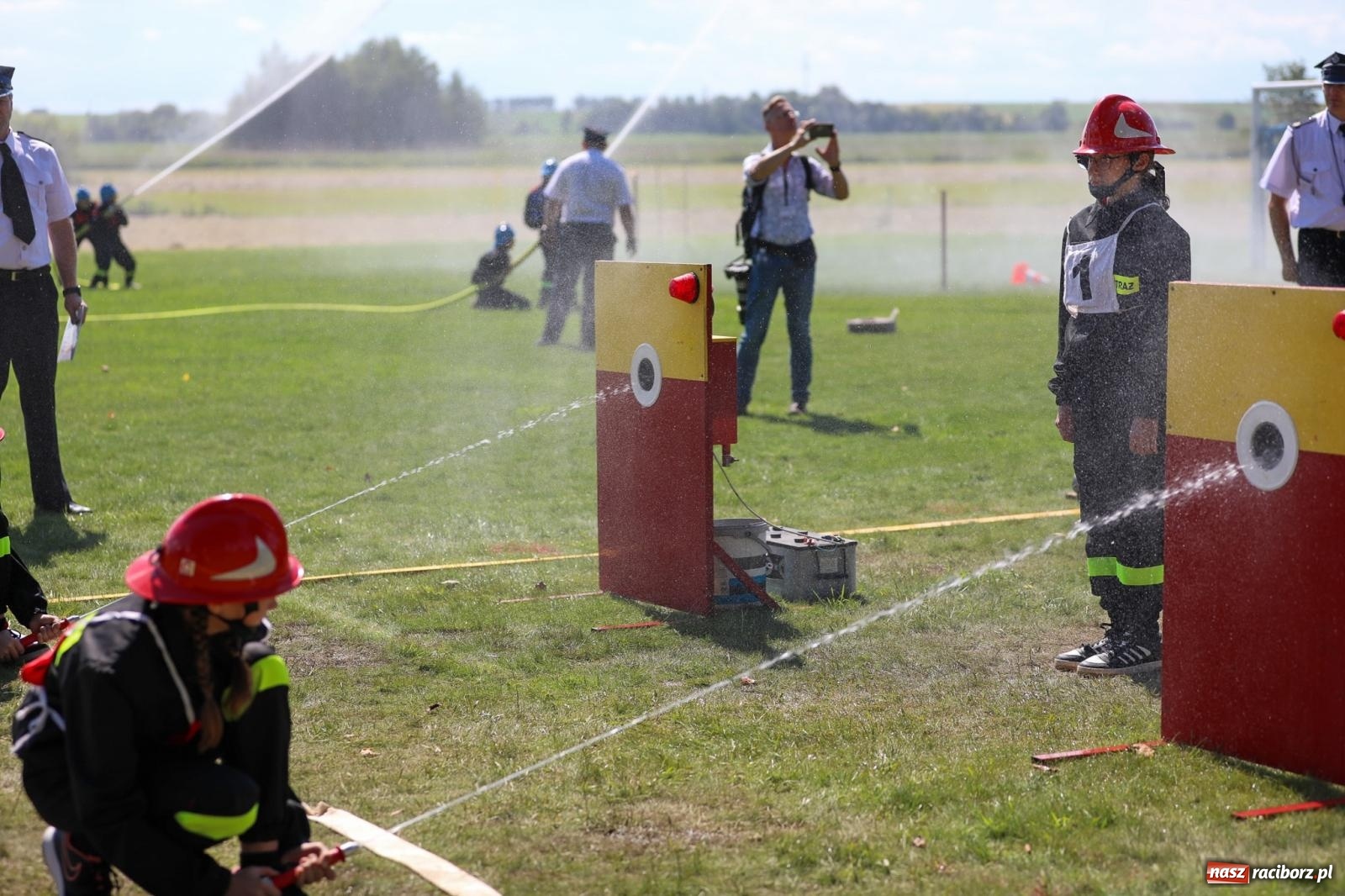 Zdjęcie w galerii na portalu naszraciborz.pl: Krzanowice wywożą trzy puchary z Bojanowa. Gminne zawody sportowo-pożarnicze wiadomości z regionu